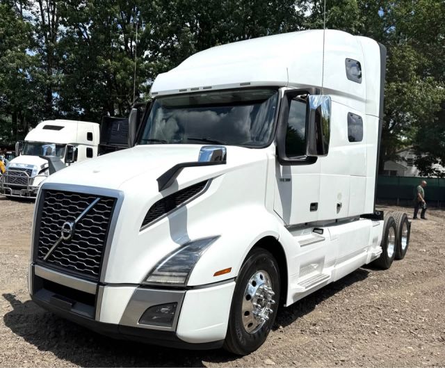 2021 VOLVO VNL64T760